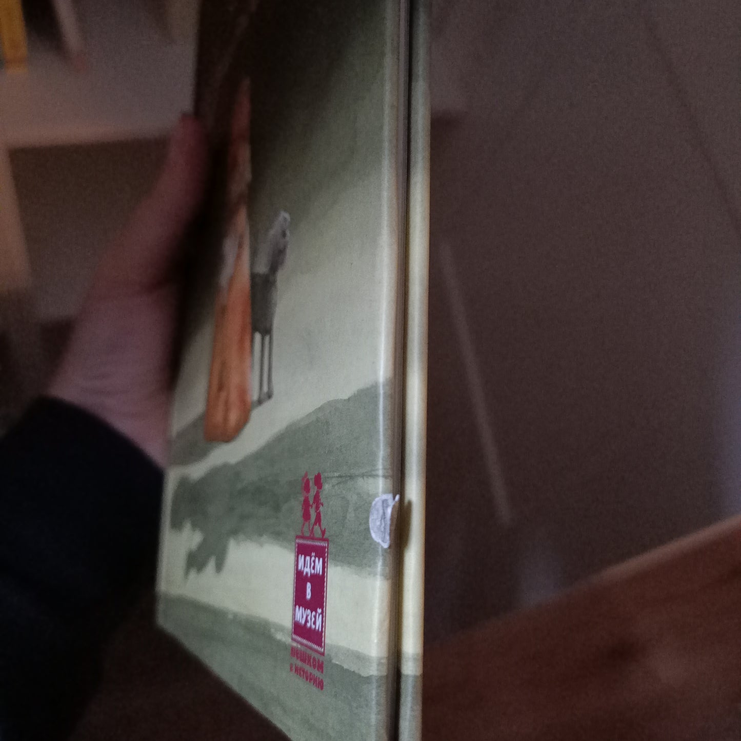 Девочка в золотом платье (легкое повреждение)